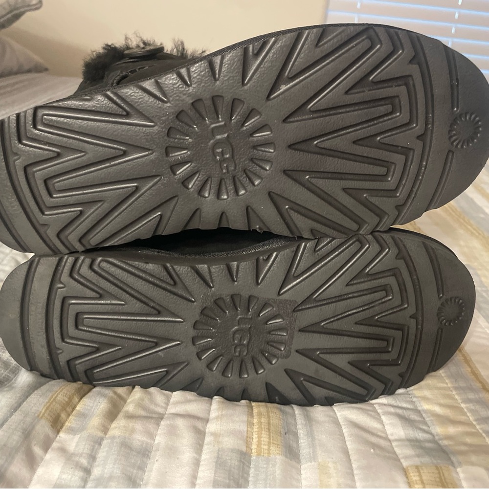 UGG BLACK BOOTS - Picture 2 of 3